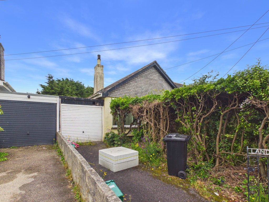 Lot: 102 - LINK-DETACHED TWO-BEDROOM BUNGALOW FOR UPDATING - Front elevation